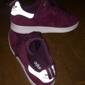 Never worn maroon Adidas Stan Smiths